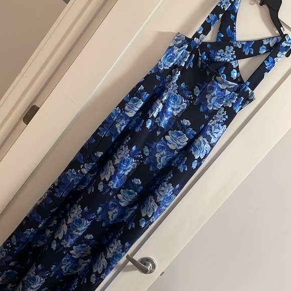 Black Halo metallic floral gown - Picture 5 of 8